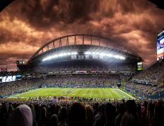 西亚卡姆连续十场比赛得分超过比赛局势复杂，快船不断突破！上演精彩一战